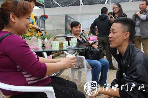 “门户君带你游园赏金菊”活动顺利举行