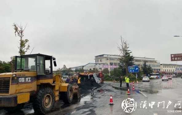 赞！拉煤车侧翻 交警紧急救援 4个小时“还原”路面