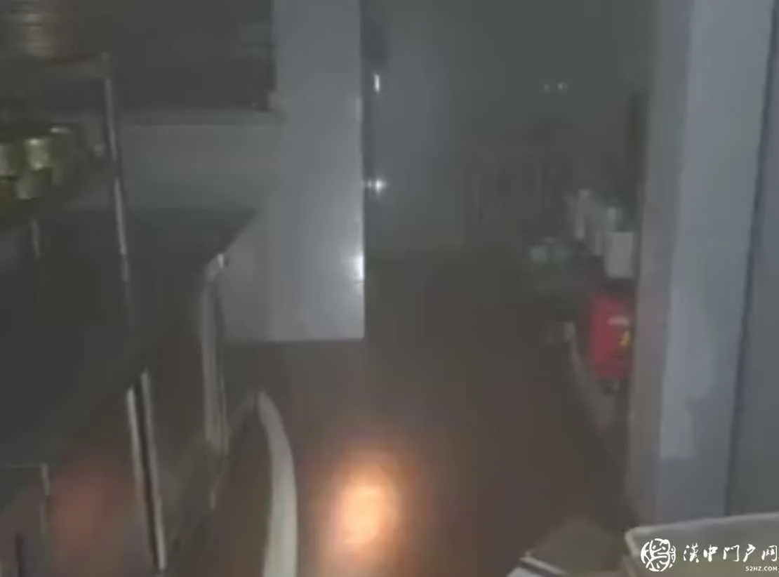 汉中天汉长街一饭店二楼起火
