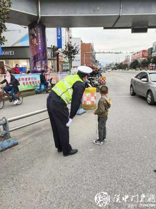 萌娃“探险”寻姐姐迷路——别怕！汉中交警叔叔来帮你！