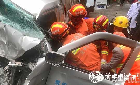 镇巴210国道两车相撞2人被困，消防紧急救援