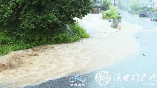 强降雨导致略阳县部分乡镇山体塌方道路受损！