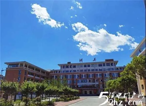 城固润东九年制学校特邀国家二级心理咨询讲师邱静妮和家长直播探讨教育工作