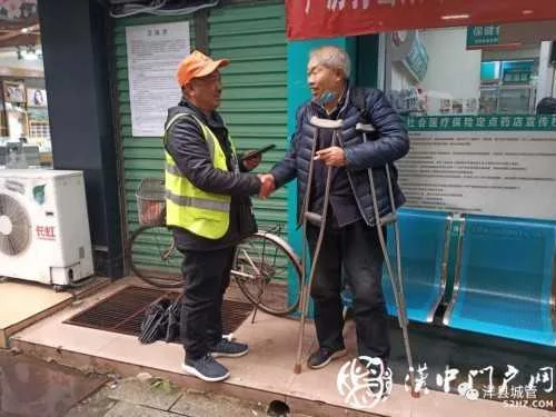 凡人善举，拾金不昧！发生在洋县智慧停车服务中心的这一幕……
