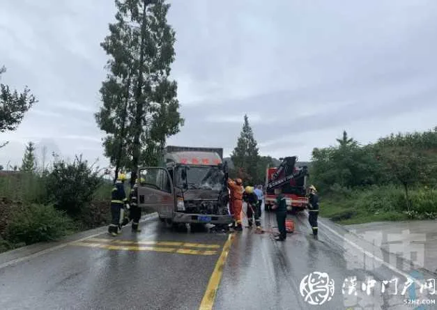 汉中两货车相撞一人被困！