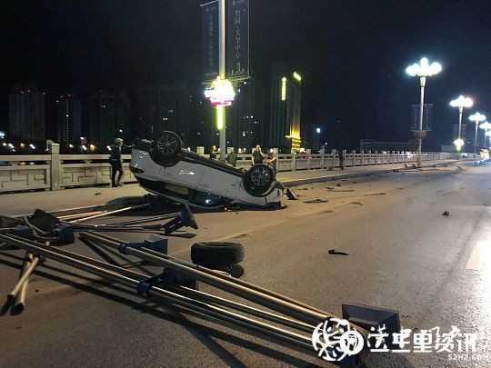 二号桥上一轿车出事故仰翻，无人员伤亡