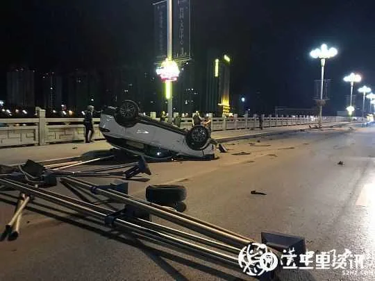 二号桥上一轿车出事故仰翻，无人员伤亡