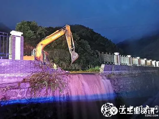 银昆高速留坝段一处道路被水毁，多部门联合抢险