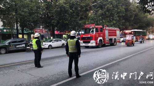 巡逻路上遇起火，汉中交警全力协助消防人员扑灭火情