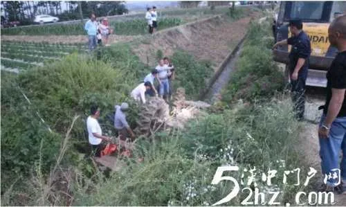 汉中一村民驾驶拖拉机倒翻水渠，身亡！