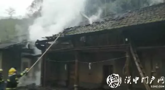 汉中2处房屋着火，消防员紧急救援
