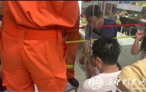 镇巴一小女孩手被卡玻璃门缝，消防拆玻璃门营救