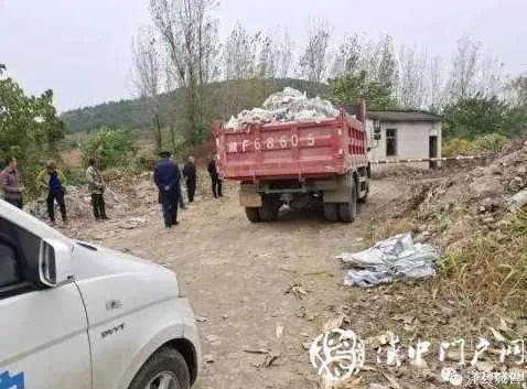 洋县一土方运输车擅自倾倒建筑垃圾，渣土办当即叫停