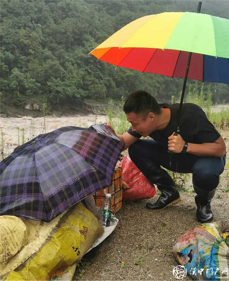 流浪老人被困暴雨中，镇村干部施救解危难 ——碑坝镇“五个大走访、办好民生事”党史学习教育实践活动纪实