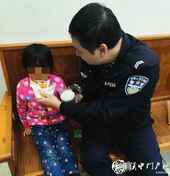 端水喂饭、公主抱！汉中公安“民警奶爸”太暖心！
