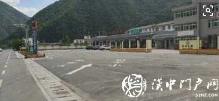 留坝一三叉路口两车迎面相撞3人被困，消防成功施救