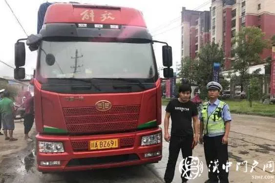 洋县贯溪路段查获一辆货车，车厢内居然载着5个人……