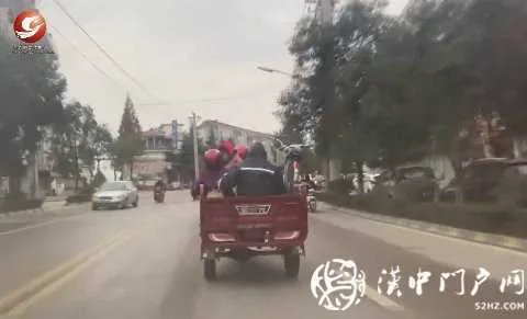 洋县一无牌三轮车搭载4人及一辆自行车，让人胆战心惊！