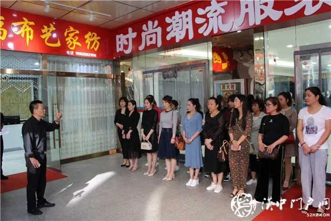运达九龙商城负一楼商户对运达批发市场感谢赠旗！