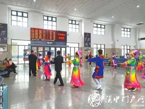 宁强南站跳起羌舞，为祖国母亲送祝福