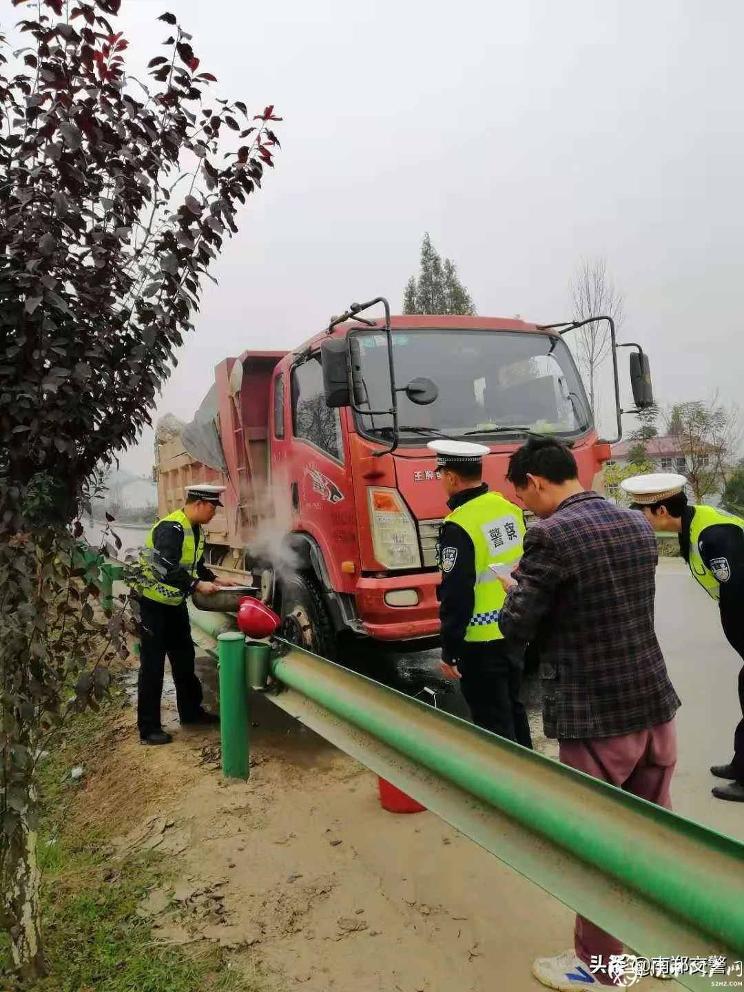 “你的右前轮着火！”南郑交警及时出手营救大货车