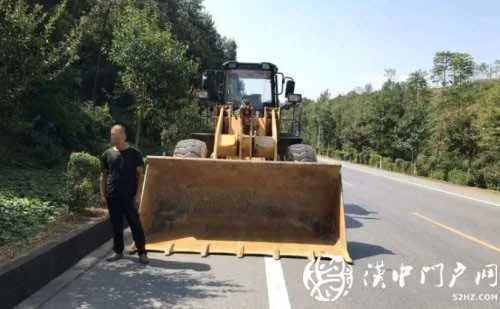 无证驾驶装载机上路，汉中一男子被罚1500元！