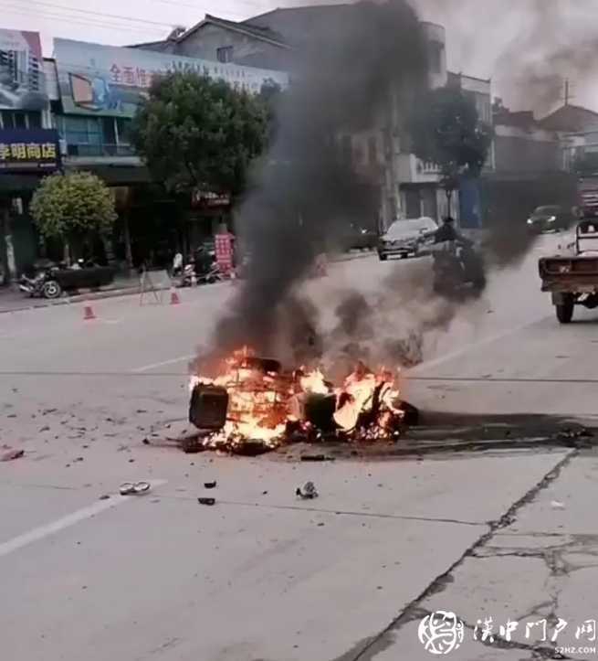 西乡一转盘突发事故，摩托车起火燃烧！