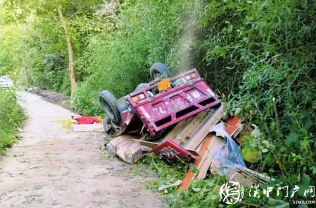 三轮摩托坠入10米沟下，驾驶员抢救无效身亡