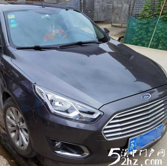 女司机开车掉进沟里，洋县众党员帮忙抬车