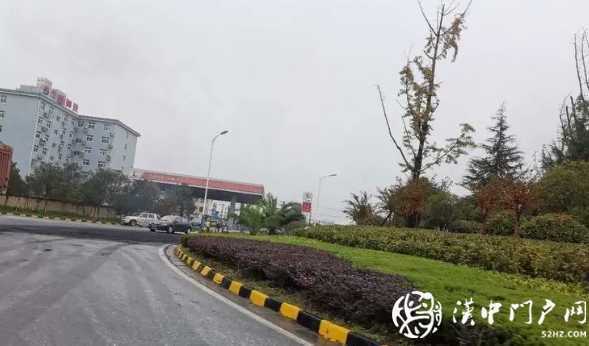 赞！拉煤车侧翻 交警紧急救援 4个小时“还原”路面