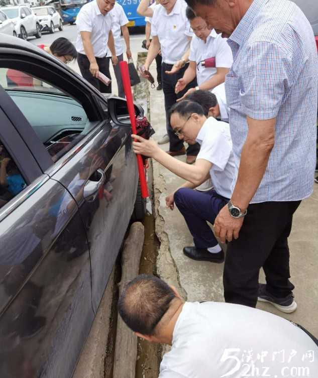 女司机开车掉进沟里，洋县众党员帮忙抬车