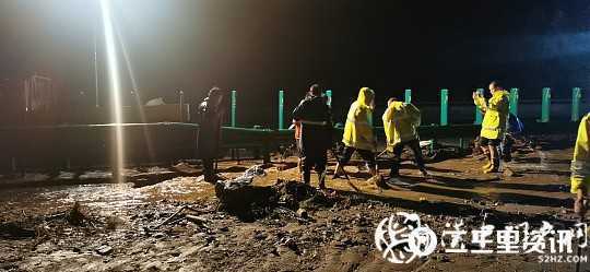 银昆高速留坝段一处道路被水毁，多部门联合抢险