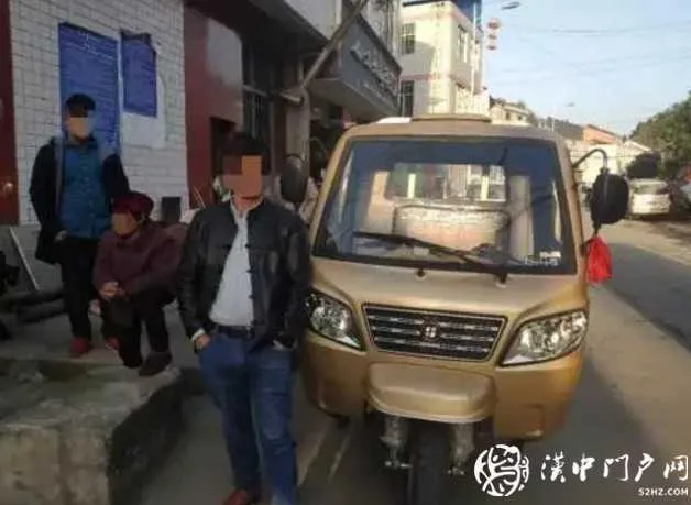汉中一三轮摩托违法载8人，驾驶员无证驾驶被拘留！