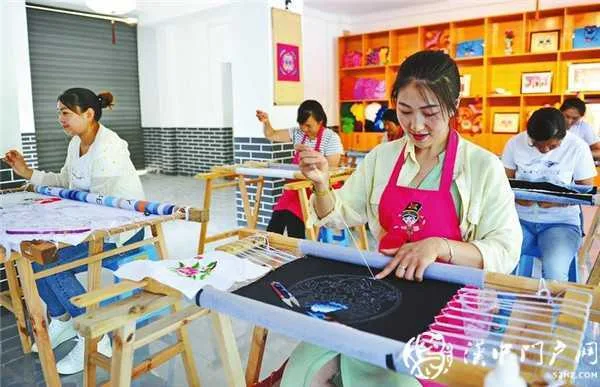 宁强县在移民搬迁安置点兴办社区工厂助力脱贫攻坚