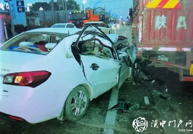 警示提醒！洋县108国道高铁站路段，小轿车撞上重型货车