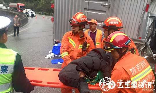 镇巴210国道两车相撞2人被困，消防紧急救援