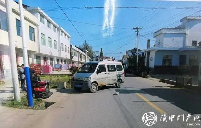 洋县磨子桥发生一起交通事故，一人受伤，两车受损！