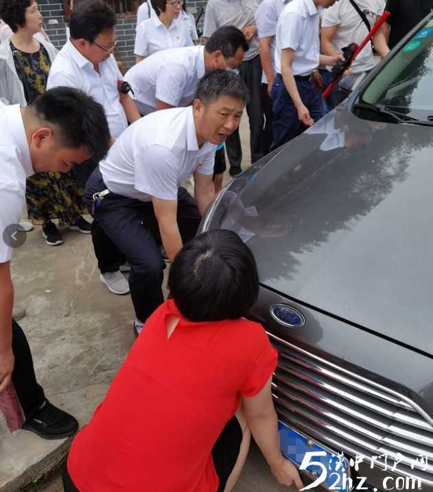 女司机开车掉进沟里，洋县众党员帮忙抬车