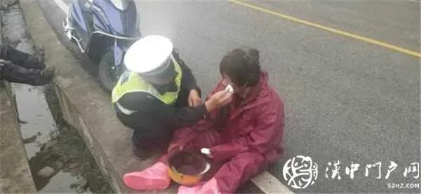 雨天路滑，西乡两人骑摩托车不慎摔倒，交警暖心救助……