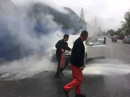 私家车突然着火，交警迅速帮扑灭获点赞