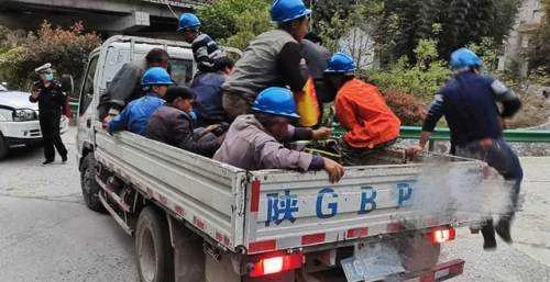 货车违法载人，佛坪交警果断查获