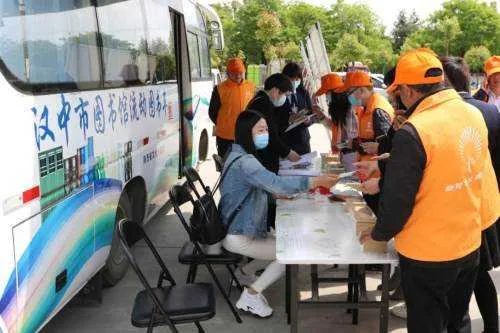 流动图书车开进了新时代文明实践所，家门口就能阅读！