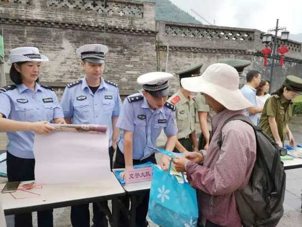 略阳县公安局交警大队助力山区发展，守护交通安全