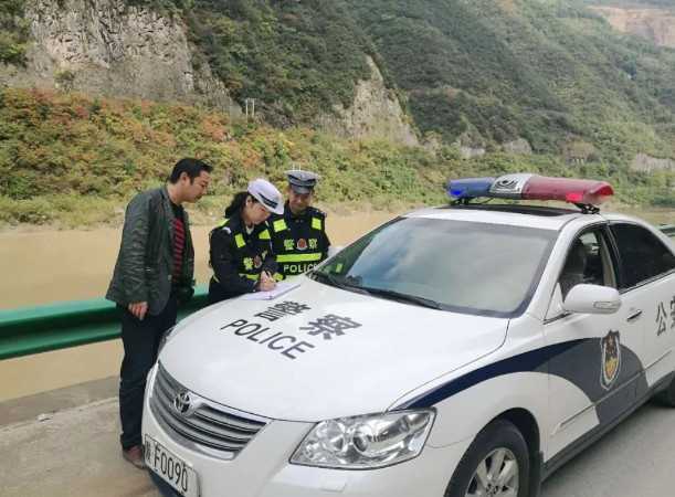 略阳县公安局交警大队助力山区发展，守护交通安全