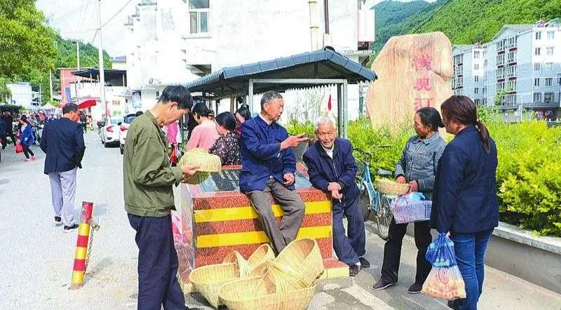 陕西略阳县：扶贫集市热闹了 群众的腰包就鼓了