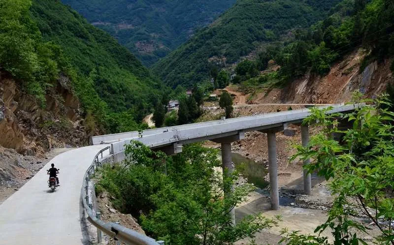 陕西宁强县：一桥飞架唐家河，山货运出去票子飞进来