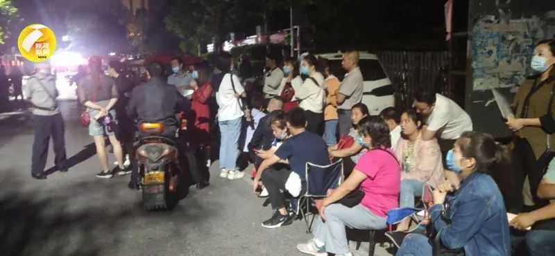 汉中家长熬夜排队摇号民办小升初！教体局：不必着急，都能拿到“报名条”！