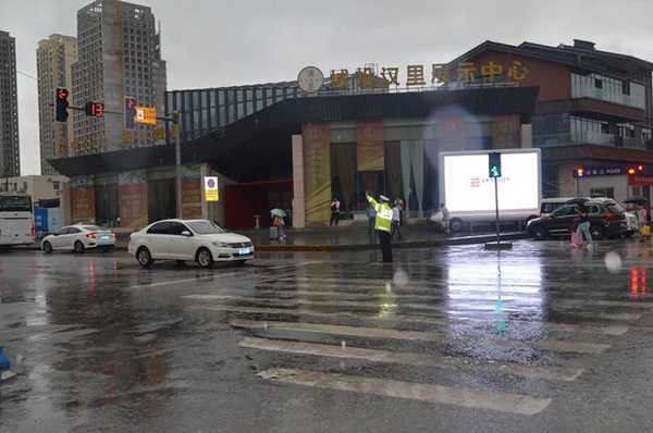 迎来汛期首次“大考”　交警一大队积极应对