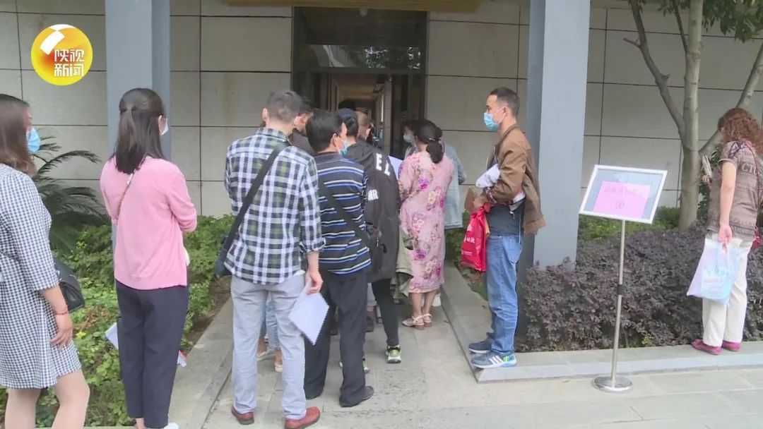 汉中家长熬夜排队摇号民办小升初！教体局：不必着急，都能拿到“报名条”！