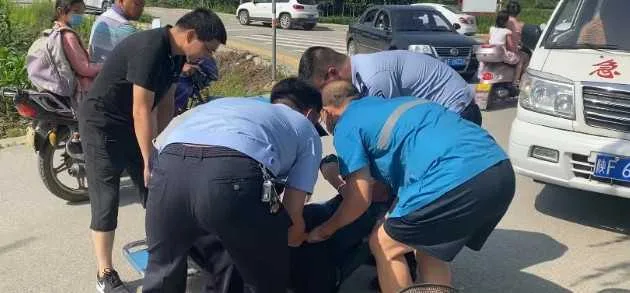 老人摔倒在地，你敢扶吗？汉中的他们敢！
